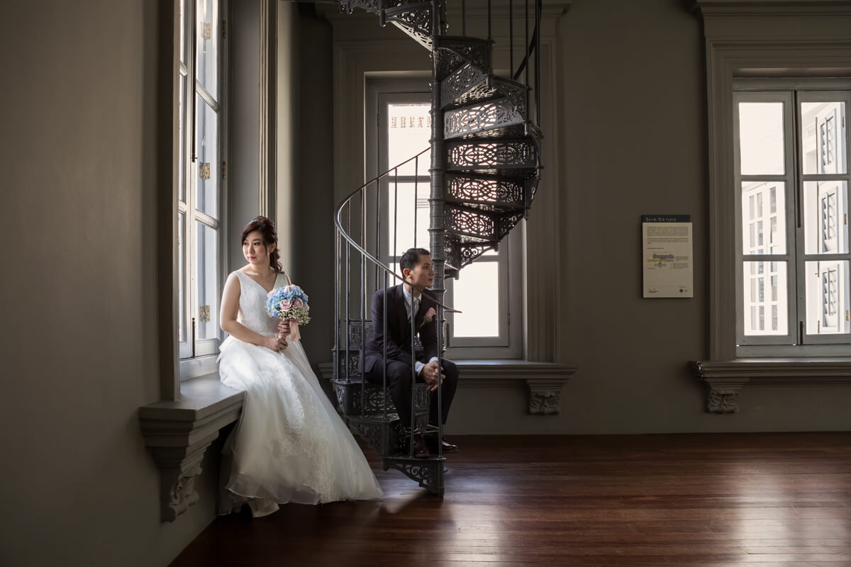 wedding couple in museum