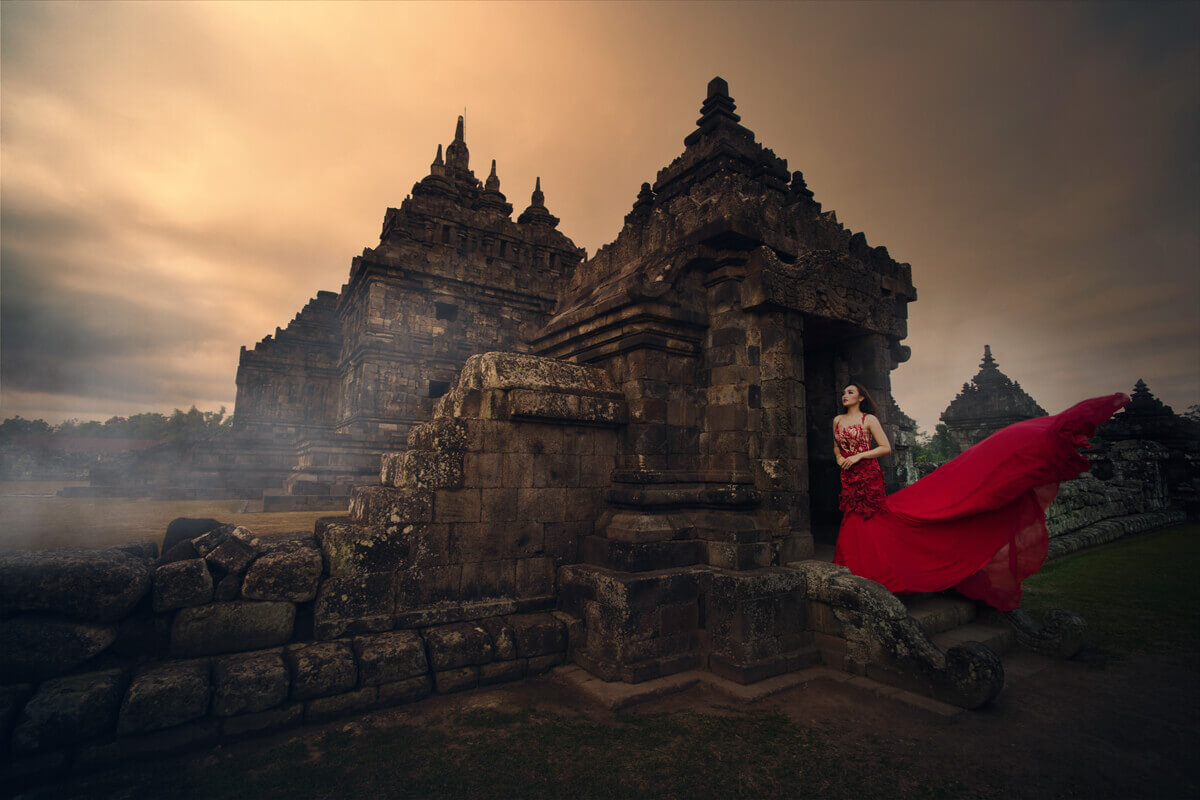 bride in jogja dramatic setting